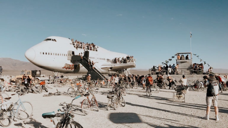 BURNING MAN’E KİMLER GİDİYOR – HİPPİLERDEN, BİLYONERLER VE ÜNLÜLERE