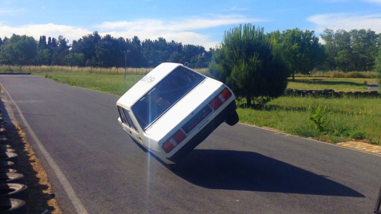 NASIL GİDİYOR ARABA, İKİ TEKER HAVADA! – İKİ TEKER